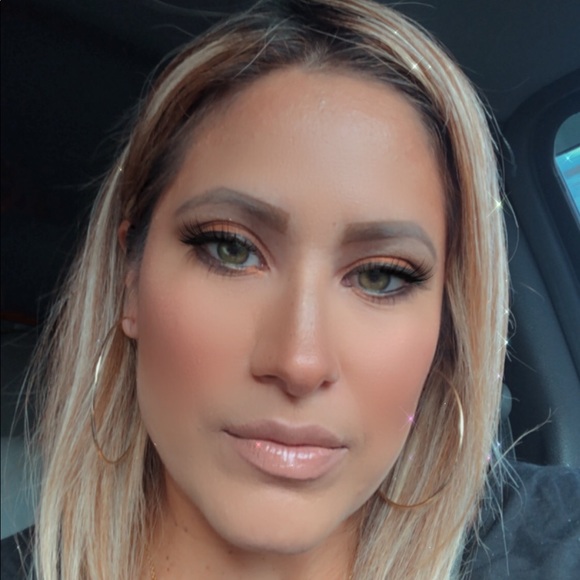 Meet your Posher, Amanda ShopLegends - Picture 2 of 2